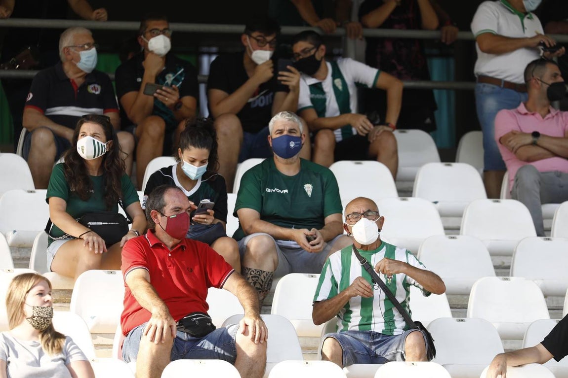 El regreso masivo del público a la grada del Arcángel en el Córdoba CF - Cádiz B, en imágenes