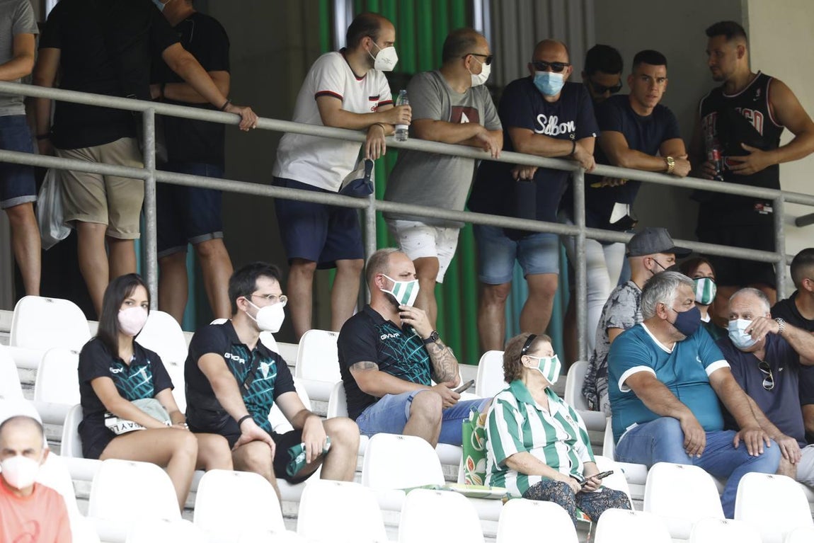El regreso masivo del público a la grada del Arcángel en el Córdoba CF - Cádiz B, en imágenes