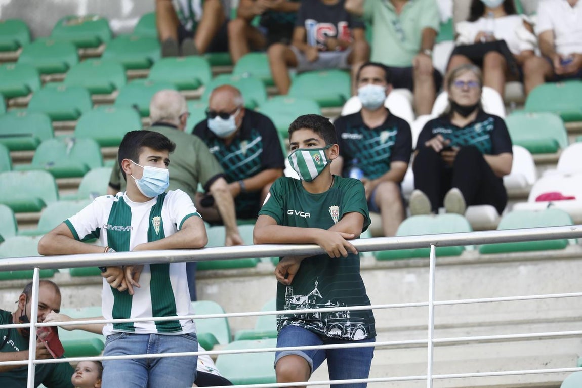 El regreso masivo del público a la grada del Arcángel en el Córdoba CF - Cádiz B, en imágenes