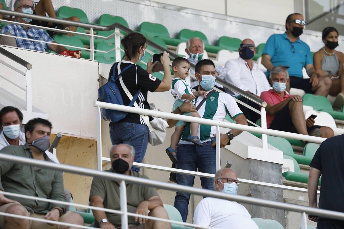 El regreso masivo del público a la grada del Arcángel en el Córdoba CF - Cádiz B, en imágenes