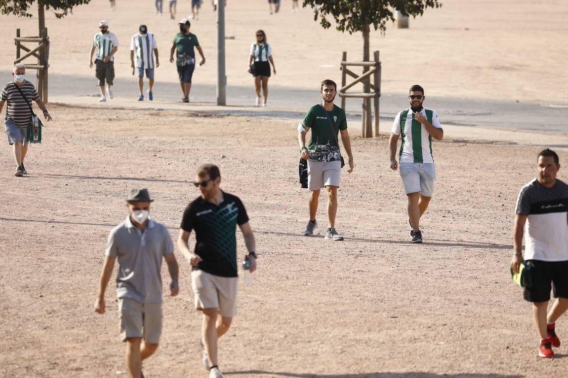 El regreso masivo del público a la grada del Arcángel en el Córdoba CF - Cádiz B, en imágenes