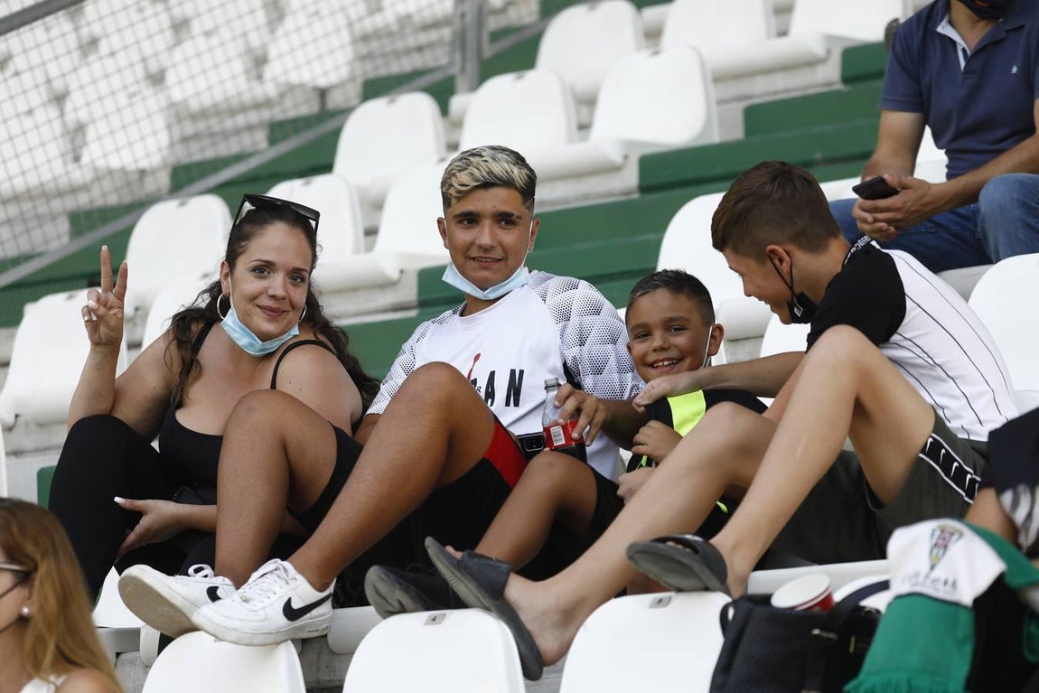 El regreso masivo del público a la grada del Arcángel en el Córdoba CF - Cádiz B, en imágenes