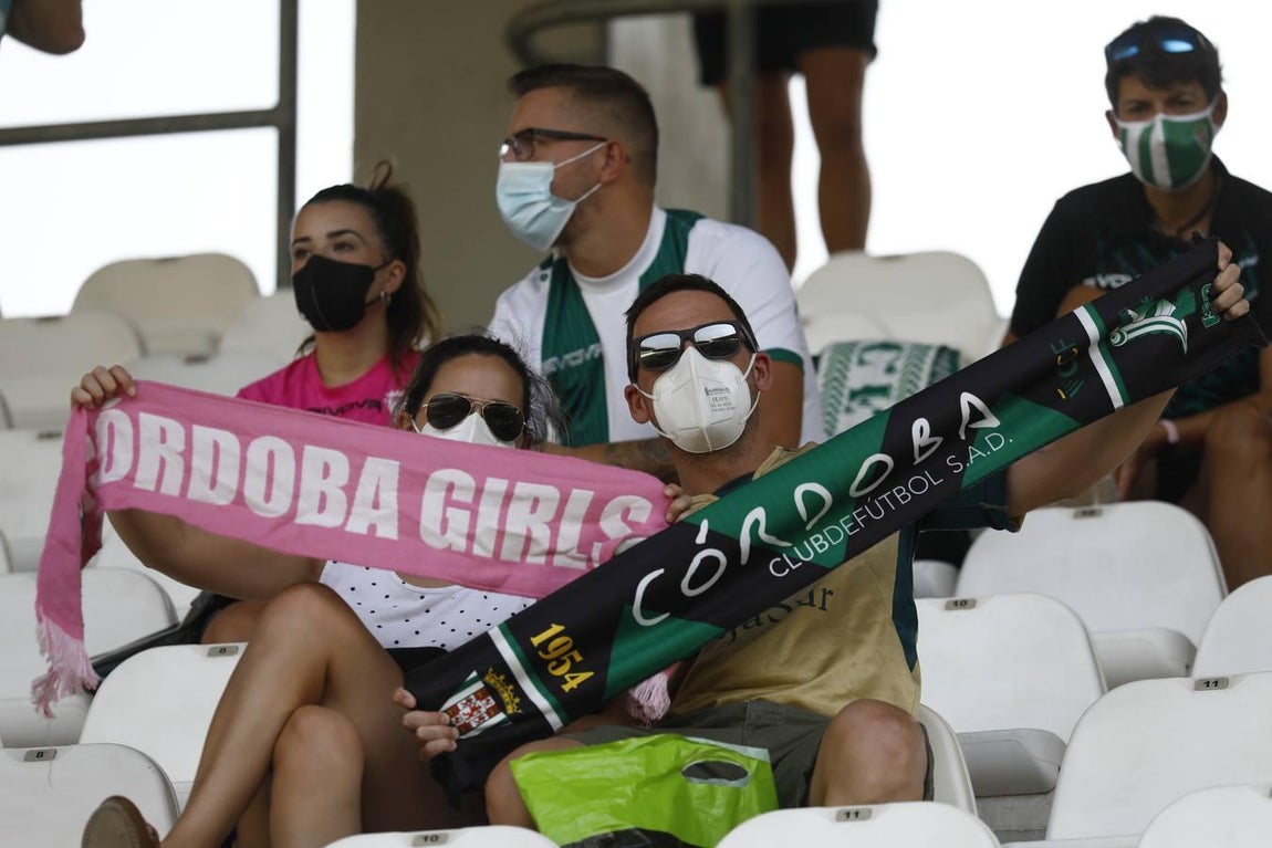 El regreso masivo del público a la grada del Arcángel en el Córdoba CF - Cádiz B, en imágenes