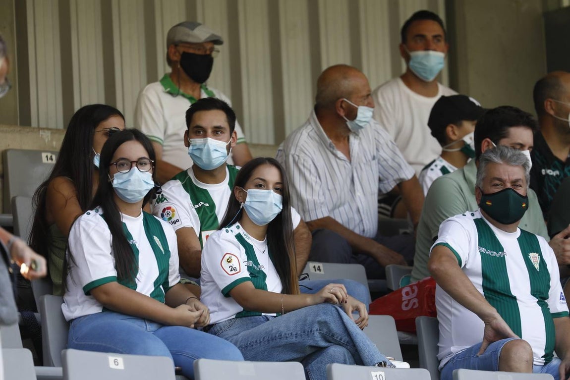 El regreso masivo del público a la grada del Arcángel en el Córdoba CF - Cádiz B, en imágenes