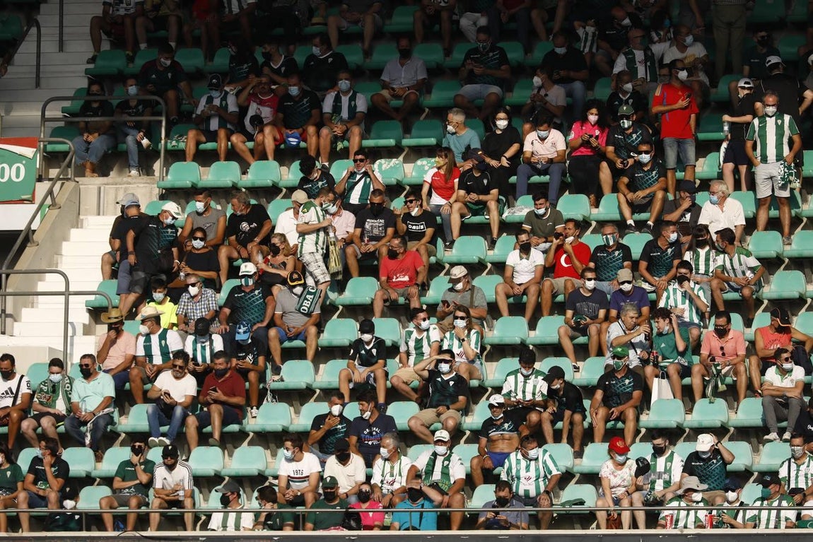 El regreso masivo del público a la grada del Arcángel en el Córdoba CF - Cádiz B, en imágenes