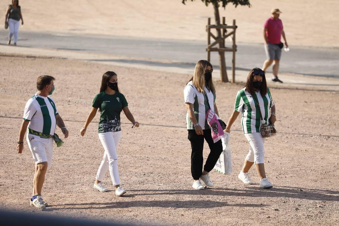 El regreso masivo del público a la grada del Arcángel en el Córdoba CF - Cádiz B, en imágenes