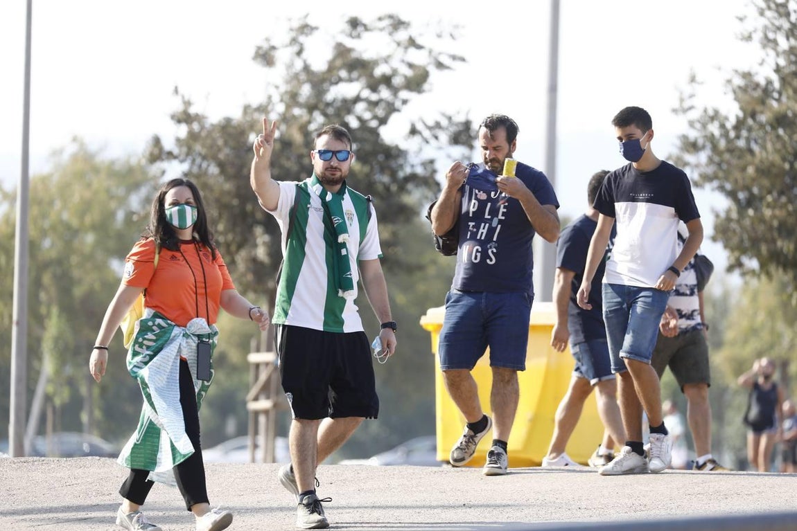 El regreso masivo del público a la grada del Arcángel en el Córdoba CF - Cádiz B, en imágenes