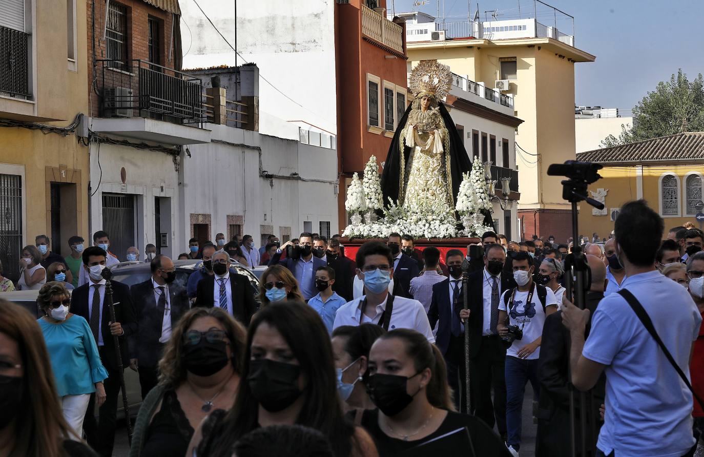 El rezo del rosario de La Soledad, en imágenes