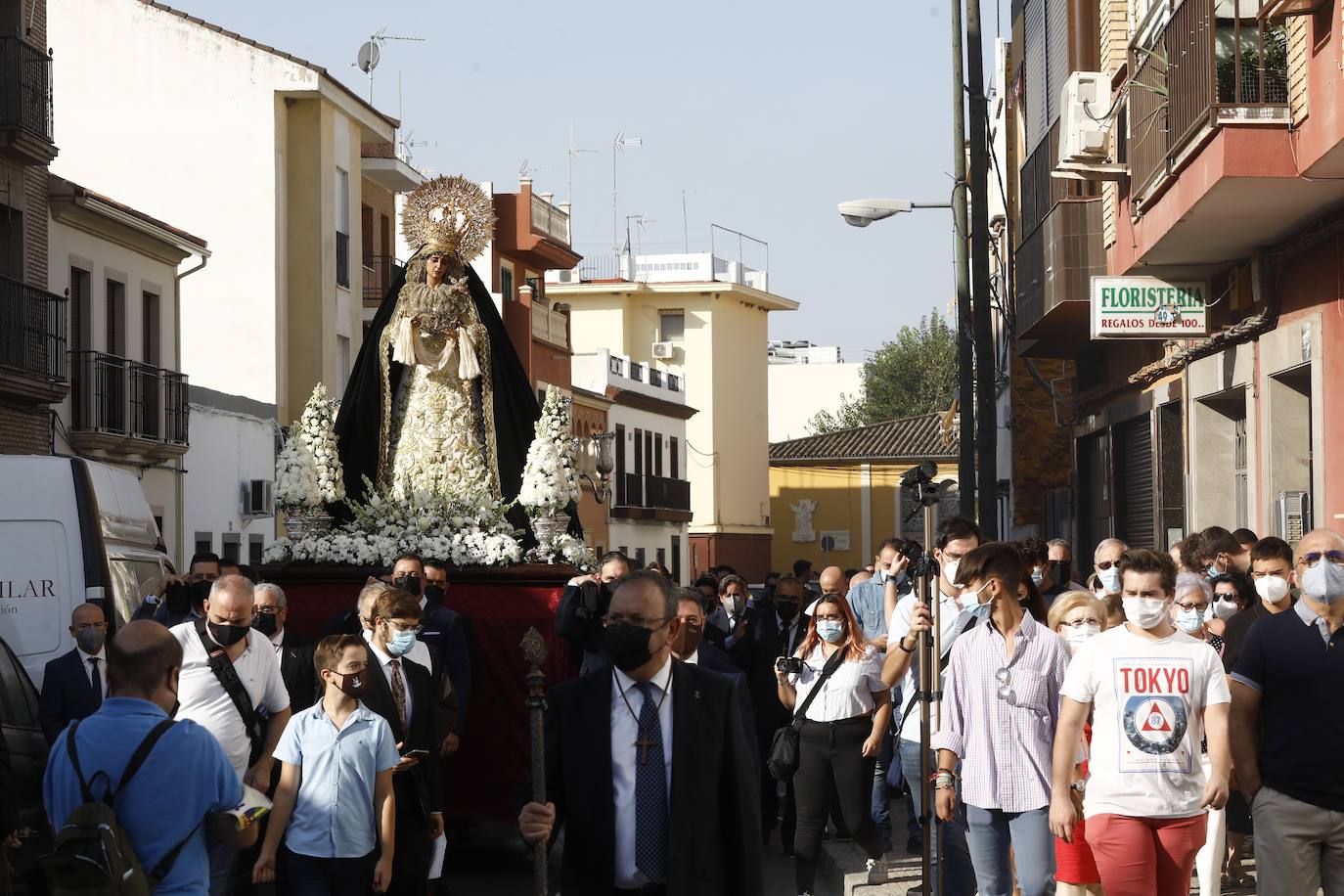 El rezo del rosario de La Soledad, en imágenes