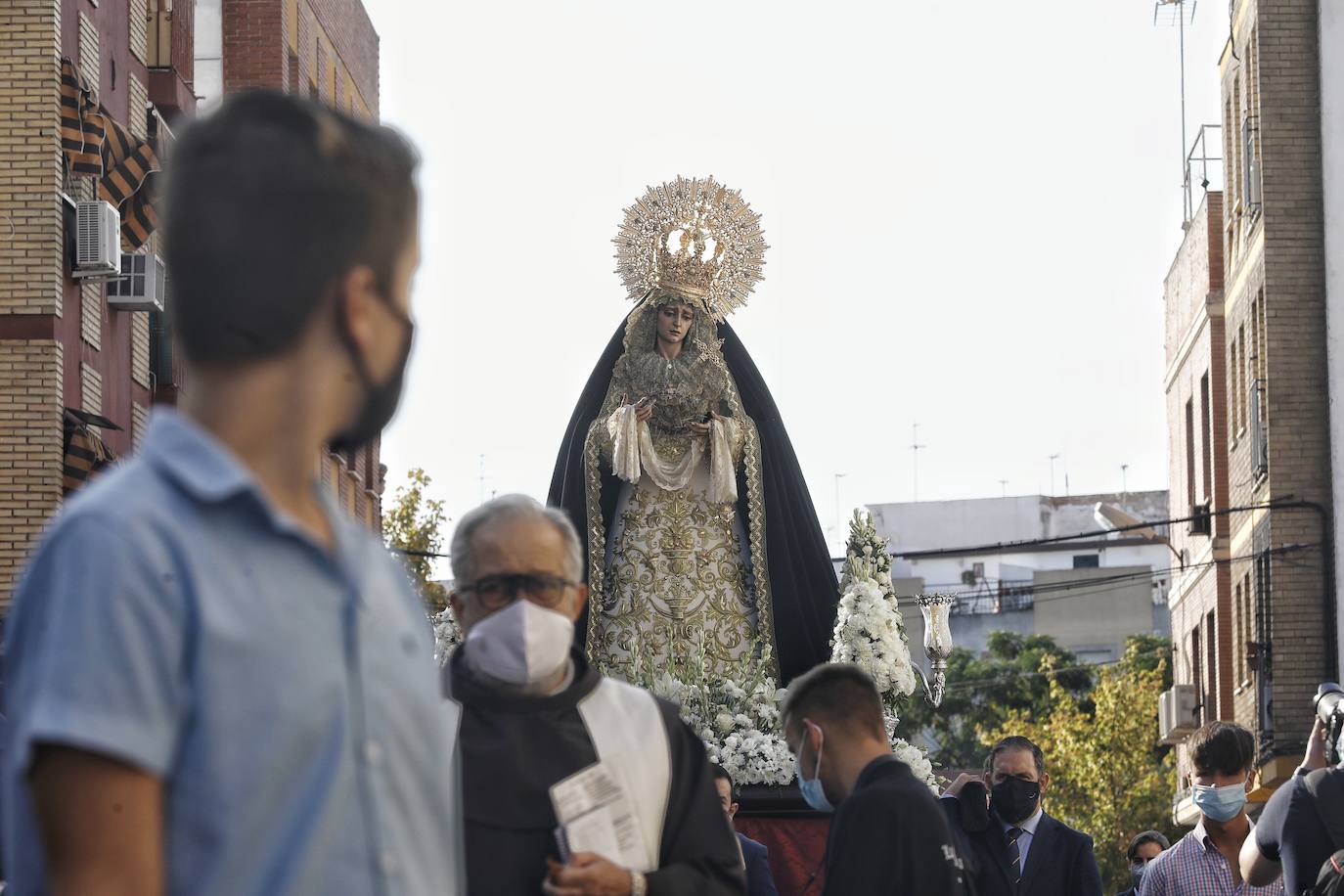 El rezo del rosario de La Soledad, en imágenes