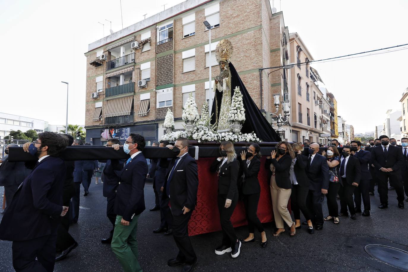 El rezo del rosario de La Soledad, en imágenes