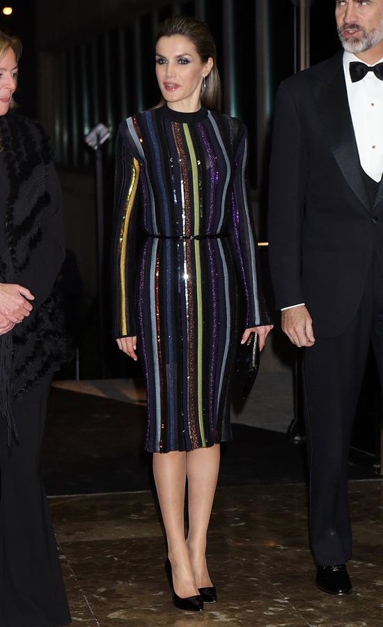 2016 - Los vestidos más icónicos de la Reina Letizia. En los Premios ABC ‘Mariano de Cavia, Luca de Tena y Mingote’ sorprendió con uno de sus vestidos más transgresores. Un diseño midi con rayas verticales de lentejuelas multicolor de la colección Resort 2017 de Nina Ricci que completó con unos salones de Magrit y clutch de Burberry. El beauty look también fue muy comentado, con un peinado efecto ‘wet’ y ojos ahumados.