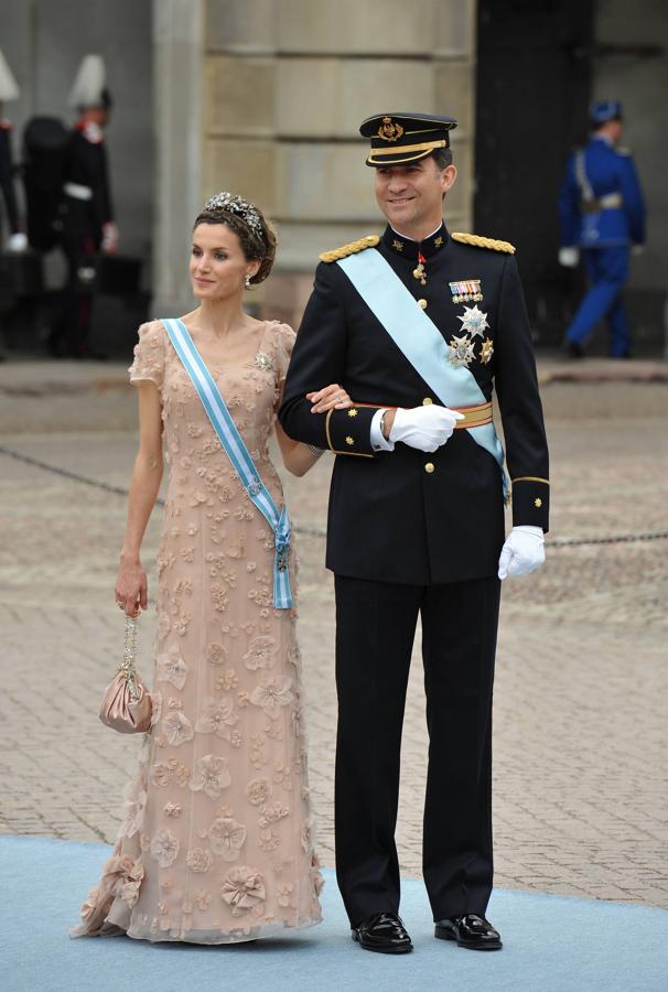 2010 - Los vestidos más icónicos de la Reina Letizia. En el enlace de Victoria de Suecia y Daniel Westling también fue vestida de Felipe Varela con un vestido beige con flores tridimensionales de tul al que añadió una tiara floral realizada con platino y diamantes de la firma Mellerio. Una joya que fue un regalo que el Gobierno español hizo a doña Sofía en su boda con Juan Carlos I.