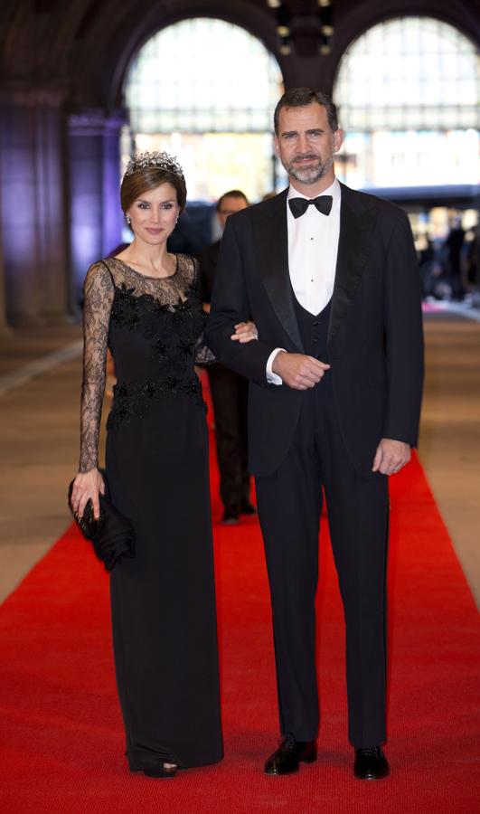 2013 - Los vestidos más icónicos de la Reina Letizia. En la ceremonia de entronización de Guillermo de Holanda, defendió a la perfección un diseño negro de seda y encaje de chantilly negro de Felipe Varela que conjuntó con unas sandalias de ante negro de Magrit y un clutch de cristal negro, también de Varela.