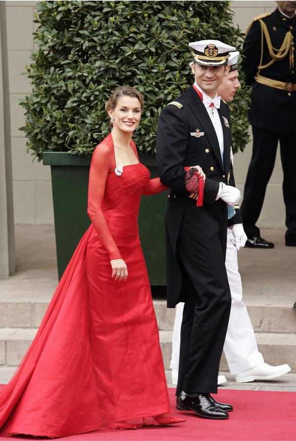 2004 - Los vestidos más icónicos de la Reina Letizia. Aquel año llevó uno de sus looks más soberbios. El memorable vestido rojo de Lorenzo Caprile con el que se coronó como la invitada más elegante de la boda de Federico y Mary de Dinamarca.