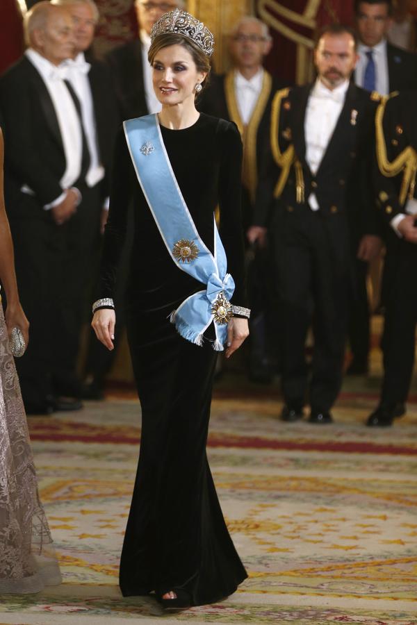 2017 - Los vestidos más icónicos de la Reina Letizia. Un año antes, en la cena de gala con el Presidente de Argentina, Mauricio Macri y Juliana Awada se decantó por un ajustado vestido negro de terciopelo de Felipe Varela que se asemejaba en el corte al de Ana Locking. Lo combinó con la famosa tiara de la flor de Lis.