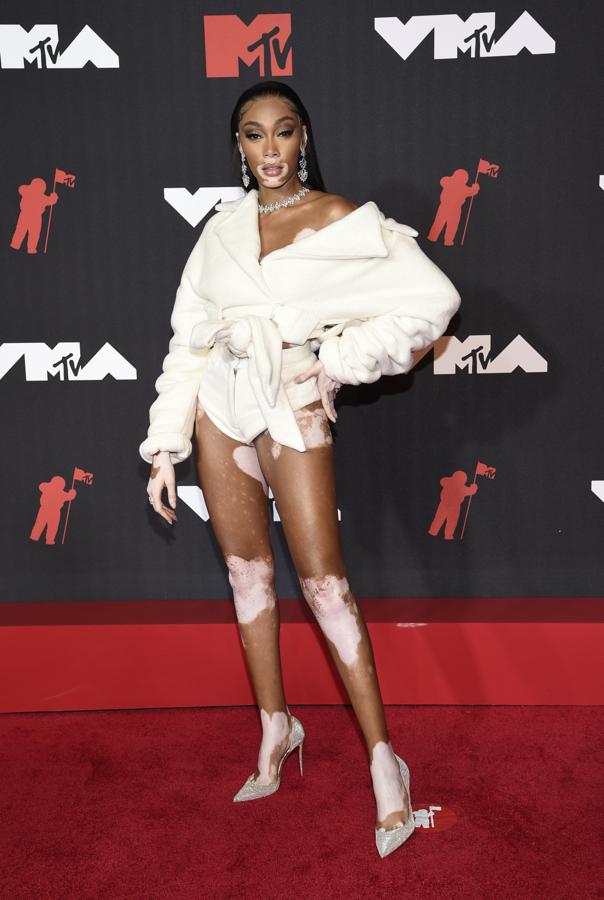 Winnie Harlow, en la alfombra roja de los MTV VMA's 2021. La modelo se decantó por un conjunto de color blanco con shorts de LaQuan Smith.