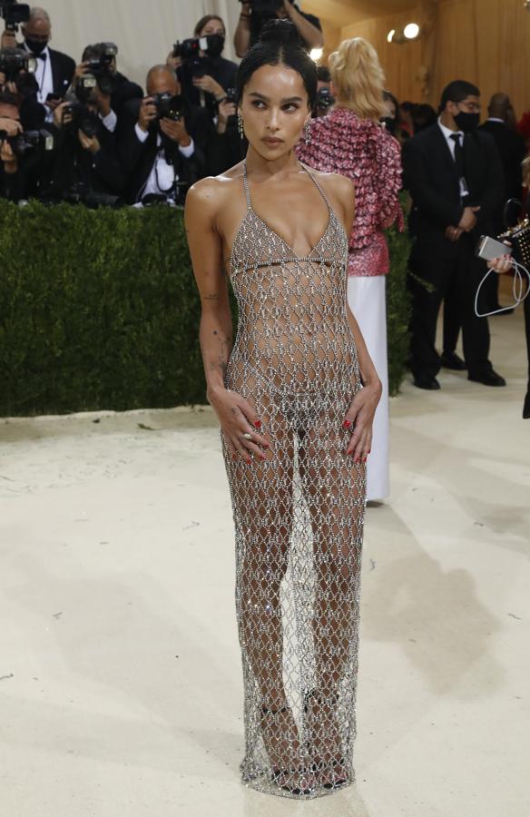 Zoe Kravitz - Alfombra roja de la Gala MET 2021. Se decantó por un vestido metalizado de cota de malla con lentejuelas y pedrería de Saint Laurent.