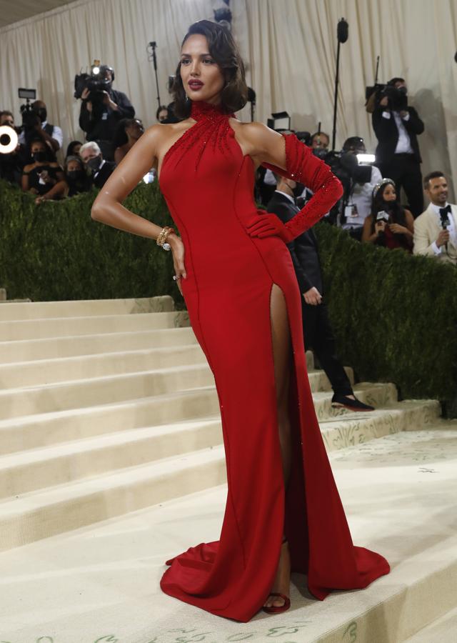 Eiza Gonzalez - Alfombra roja de la Gala MET 2021. Su vestido rojo ajustado irradió glamour. Una prenda con escote halter y abertura frontal que poseía bordados de lentejuelas del mismo color.