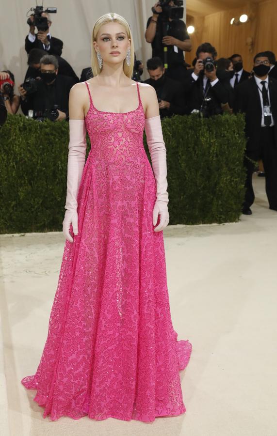 Nicola Peltz - Alfombra roja de la Gala MET 2021. Lució un vestido rosa semitransparente con flores bordadas y tirantes espagueti, de Valentino. Añadió unos guantes satinados rosa bebé que le conferían al estilismo un aire muy retro.