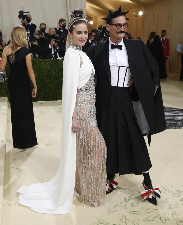 Emily Blunt - Alfombra roja de la Gala MET 2021. Cual princesa con un diseño de lentejuelas metalizadas y una capa en blanco roto satinado de Miu Miu que combinó con una tiara con estrellas.