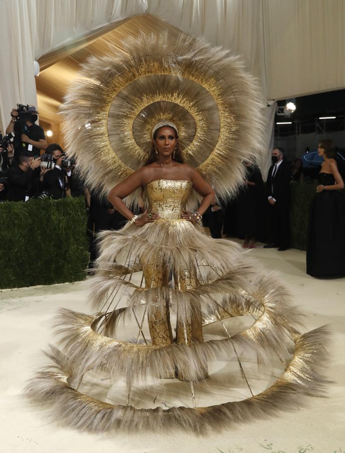 Iman - Alfombra roja de la Gala MET 2021. Camaleónica con un look  dorado con plumas, borados y degradados de Harris Reed.