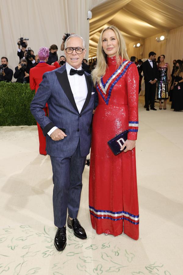 Tommy Hilfiger y Dee Ocleppo - Alfombra roja de la Gala MET 2021. Ambos fueron vestidos de su firma con dos estilismos en los que hacían un guiño a la bandera estadounidense.