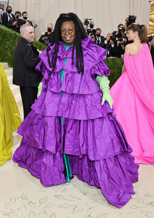 Whoopi Goldberg - Alfombra roja de la Gala MET 2021. También de Valentino Couture, aunque en su caso el vestido era más voluminoso y estaba compuesto por varias capas dispuestas a modo de volantes.