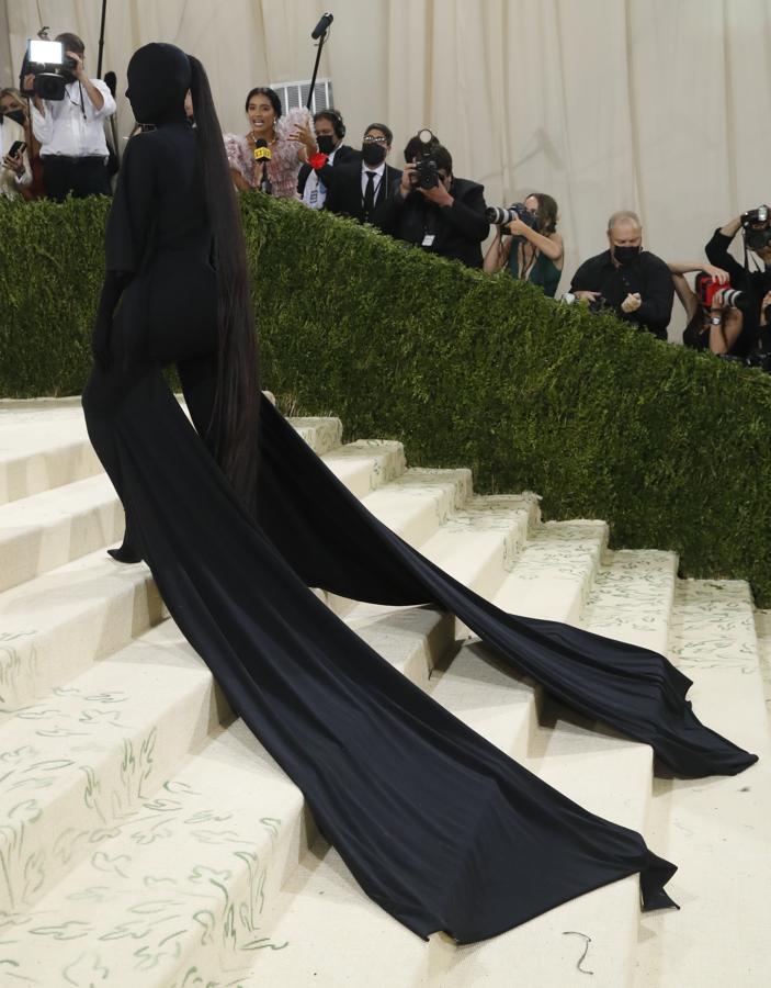 Kim Kardashian - Alfombra roja de la Gala MET 2021. Acudió de negro riguroso de pies a cabeza con un 'total look' de Balenciaga. Su acompañante para la ocasión fue el director creativo de la firma, Demma Gvasalia, también cubierto de negro