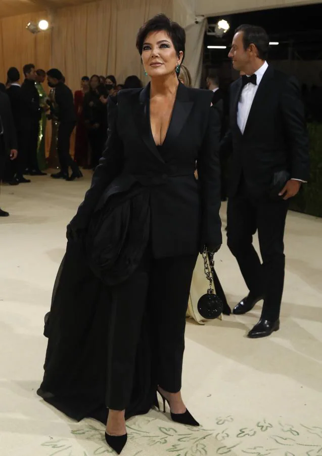 Kris Jenner - Alfombra roja de la Gala MET 2021. La matriarca del clan Kardashian optó por un traje de chaqueta negro que incluía una cola lateral de Tom Ford y lo combinó con unos stilettos de Alexander McQueen.
