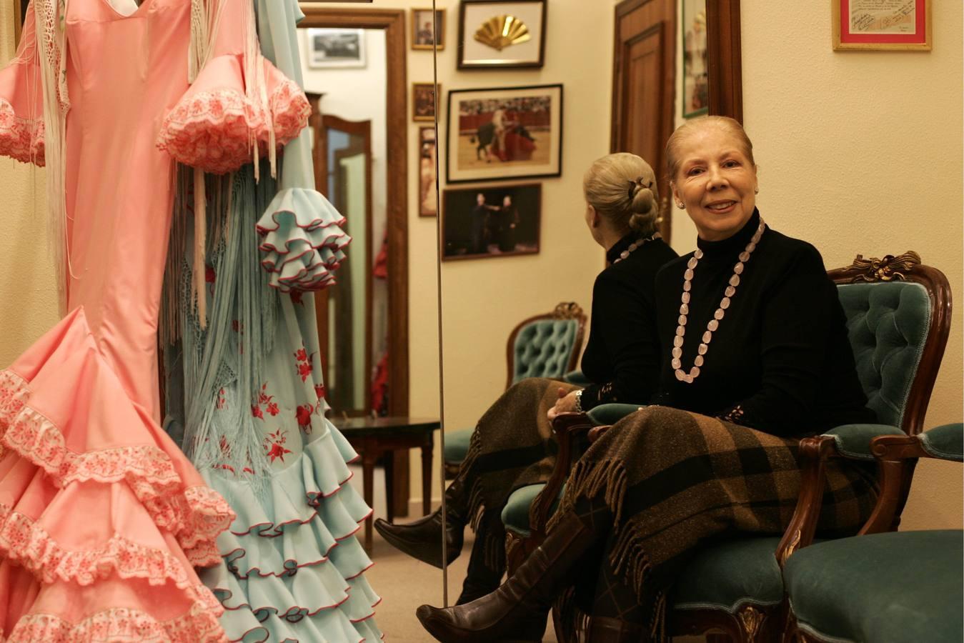 En su taller, con algunas piezas de moda flamenca