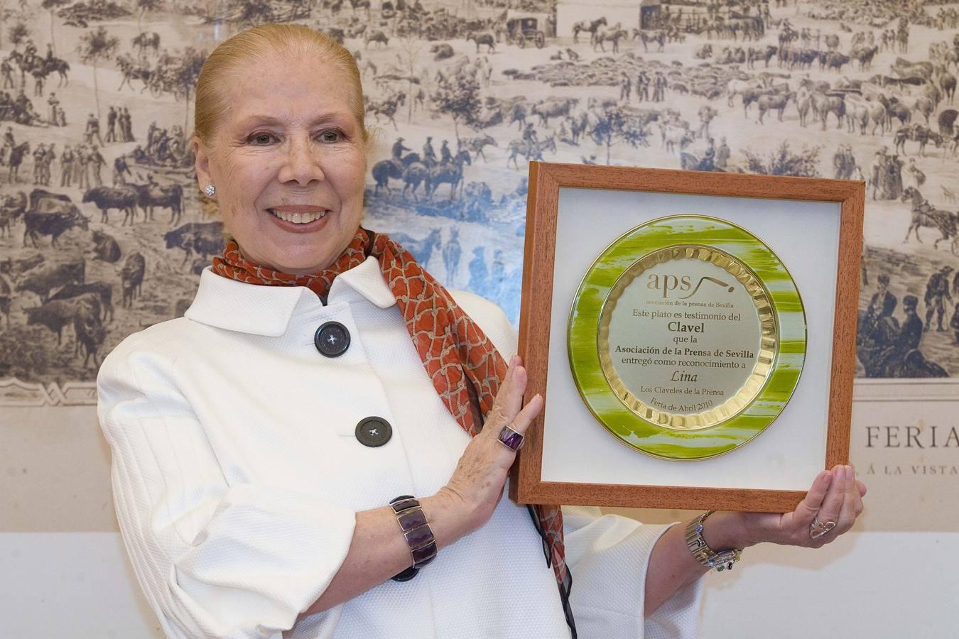 Lina recibió el Premio Clavel de la Asociaión de la Prensa de Sevilla