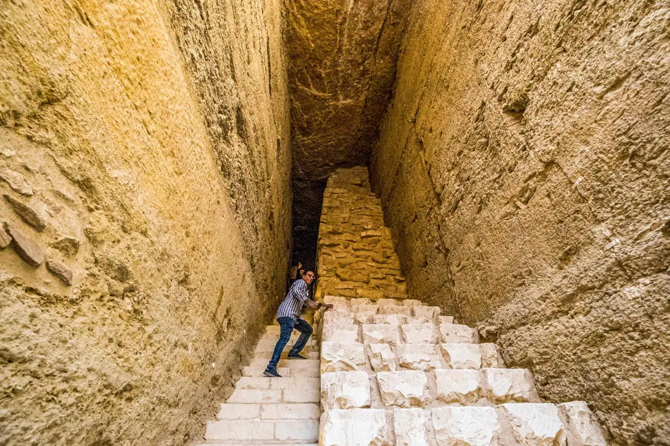 Un hombre sale de la tumba recientemente restaurada del faraón Djoser en Saqqara. 