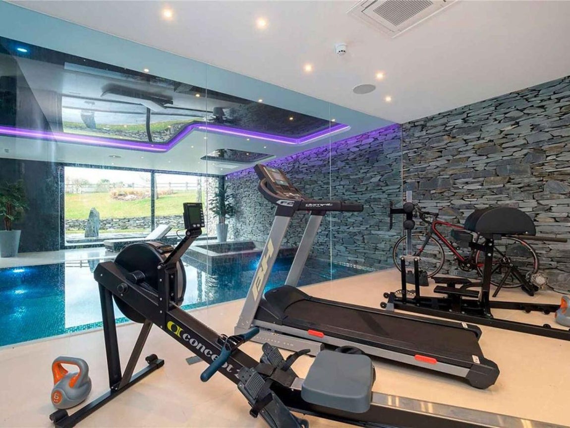 La nueva mansión de Cristiano en Mánchester. Como era de esperar, el gimnasio está dotado de la equipación más completa con maquinaria Technogym y también tiene una zona amplia para realizar circuitos funcionales o ejercicios aeróbicos.