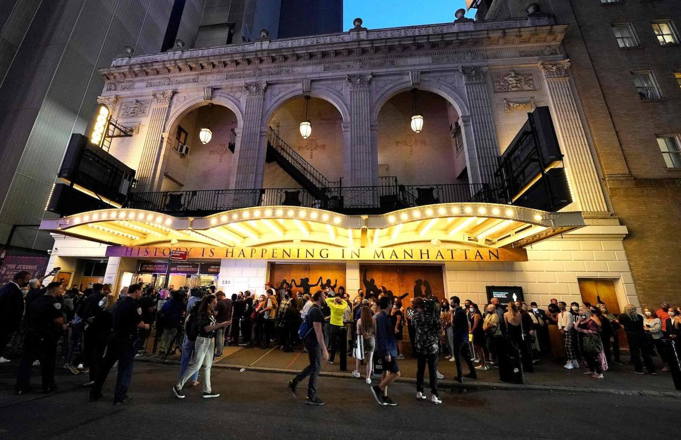 Los visitantes se agolpan en la entrada del teatro en el que se representa 'Hamilton' la noche de la reapertura de Broadway