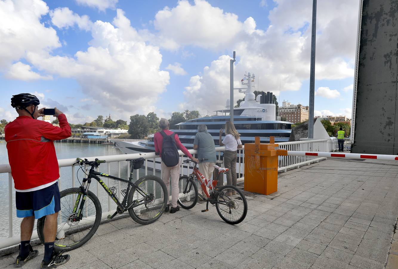 El megayate 'Kaos' abandona la ciudad de Sevilla tras una semana