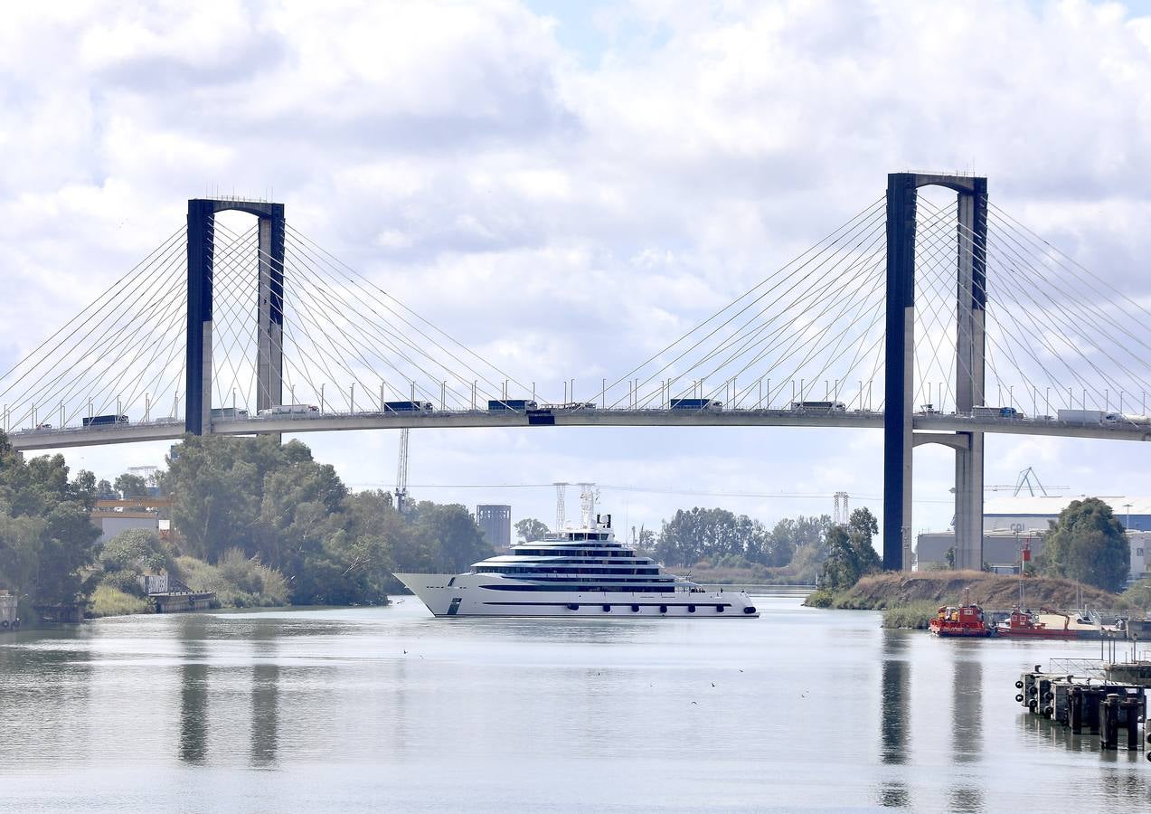 El megayate 'Kaos' abandona la ciudad de Sevilla tras una semana