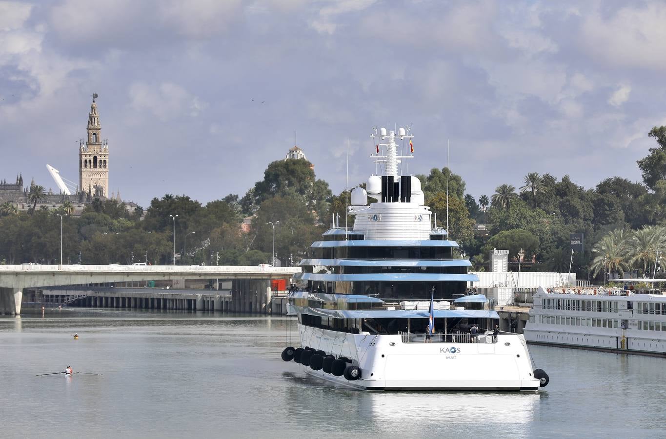 El megayate 'Kaos' abandona la ciudad de Sevilla tras una semana