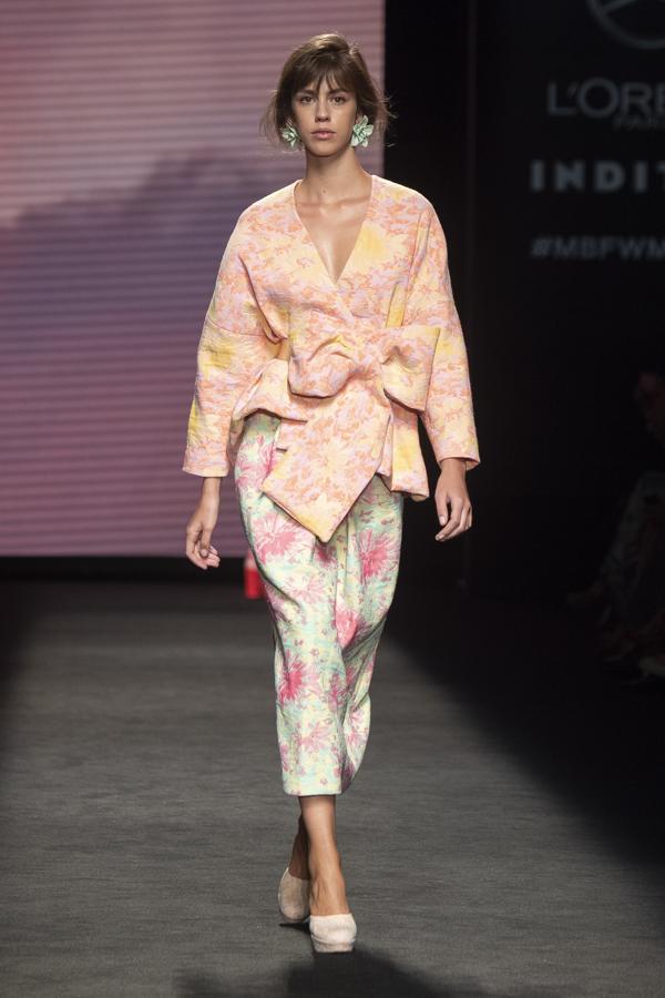 Conjunto de chaqueta y falda. 