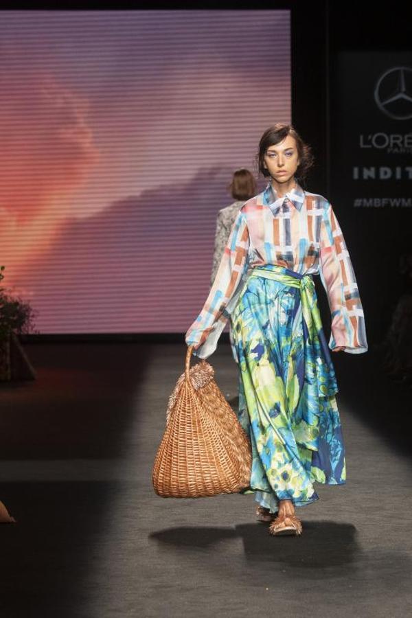 Falda larga y fluida y camisa de mangas XXL. 