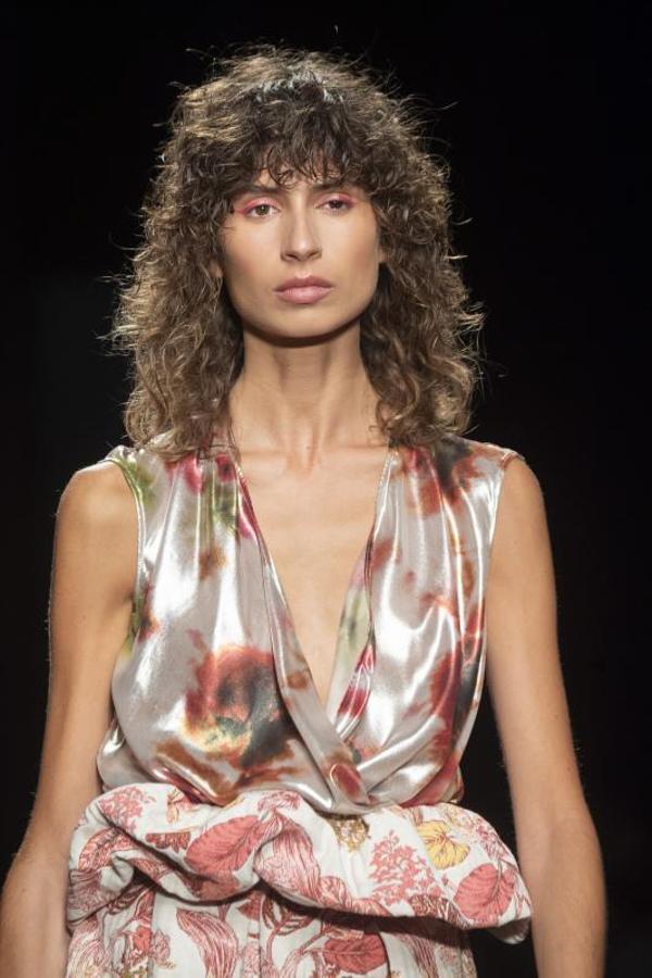 Cintura abullonada a modo de cinturón. 