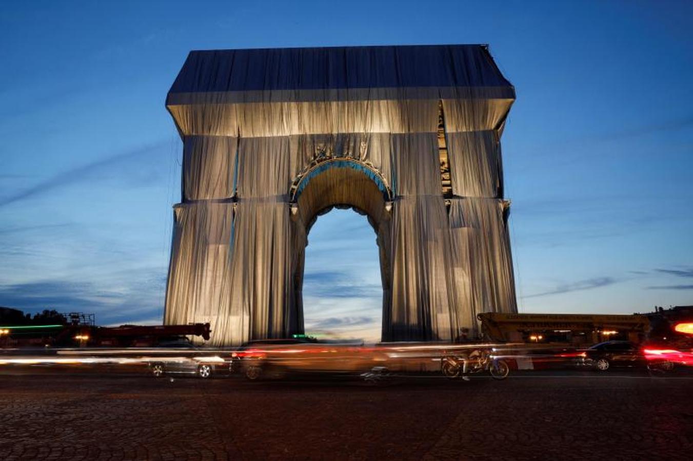 «Hoy es uno de los momentos más espectaculares de la instalación. El Arco del Triunfo empaquetado está empezando a cobrar vida y se acerca a la visión de lo que fue el sueño de toda una vida para Christo y Jeanne-Claude», dijo Vladimir Yavachev, sobrino del artista, que está supervisando el proyecto el primer día que se iniciaron los preparativos. 