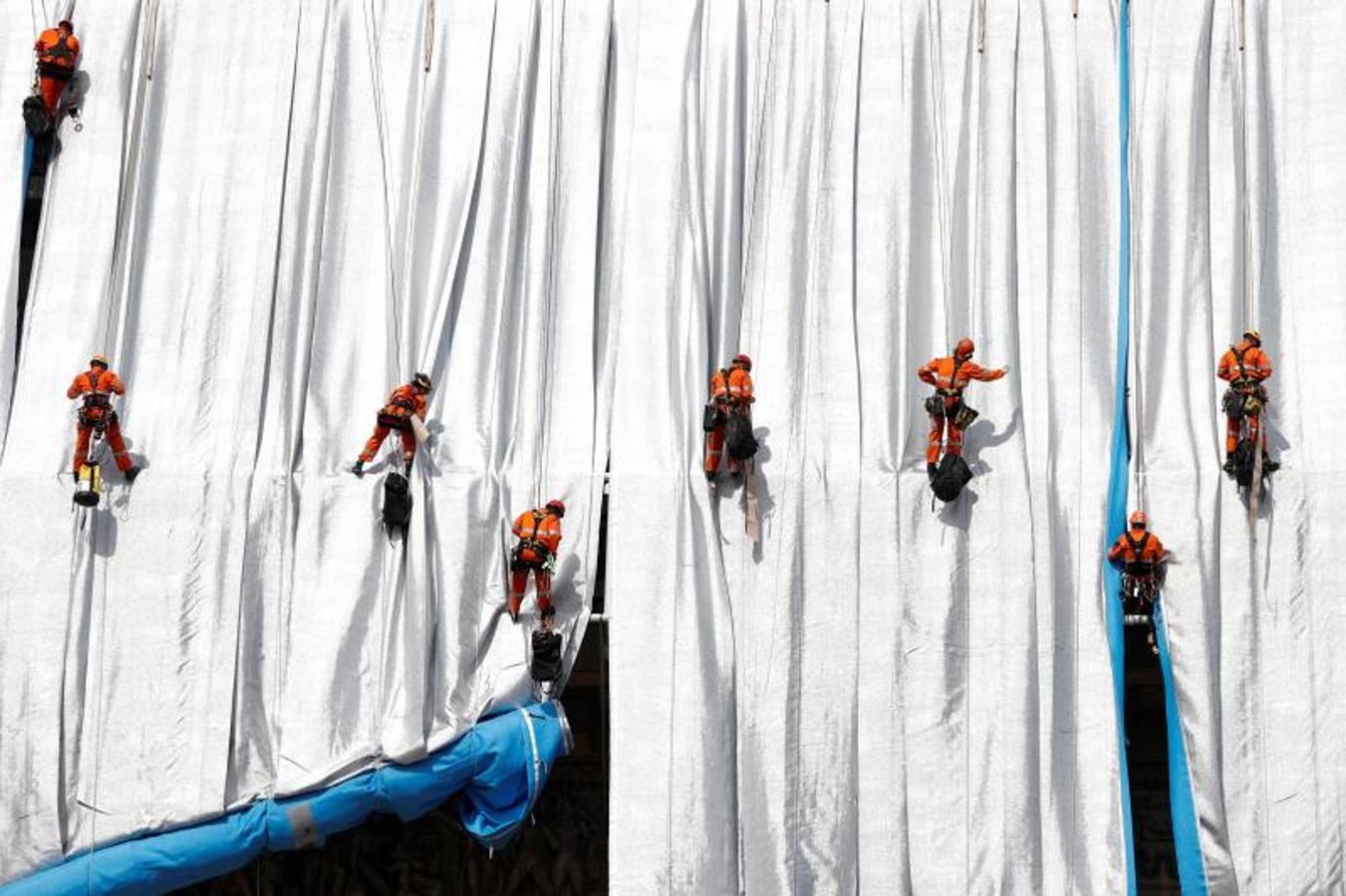 Christo y Jeanne-Claude fueron la pareja más emblemática de la historia del 'land art': la corriente artística que proponía y propone obras, instalaciones, creadas con piedras, paisajes, lagos, monumentos, árboles, bosques, jardines, tratados artísticamente con muy diversos materiales, para conferirles «otras dimensiones». 