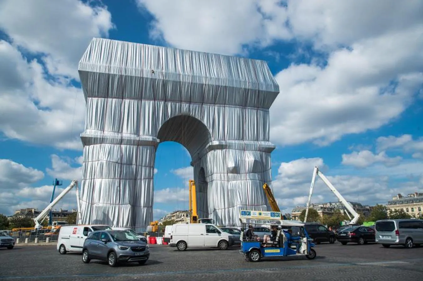 Varios centenares de metros cuadrados de tejido de polipropileno reciclable de color azul plateado cubren el Arco del Triundo. 