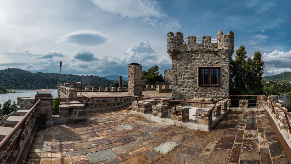El lujoso castillo medieval que busca dueño. Situado en una isla privada de la localidad abulense de Cebreros, cuenta con casi 11.000 m2 y se edificó en 1927 a partir de una torre de vigilancia.