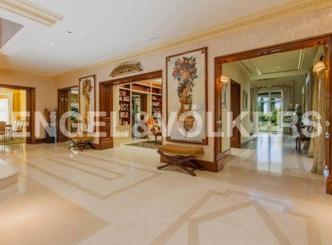 La propiedad, que se contruyó en el año 2005, tiene cerca de 2.000 metros cuadrados distribuidos en dos edificaciones conectadas sobre una parcela de 6.000 metros cuadrados. Está compuesta por diez habitaciones con doce baños, dos cocinas, cuatro salones, piscina climatizada interior-exterior. 