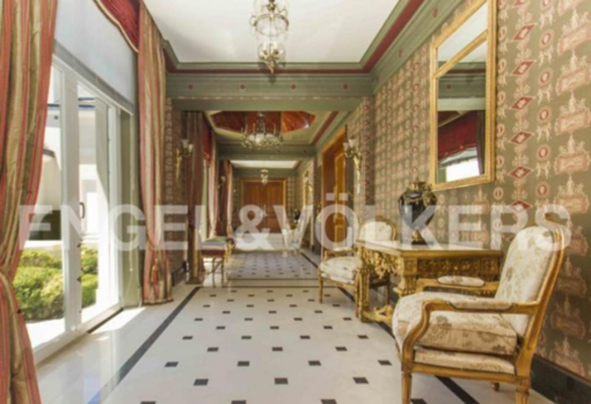 La propiedad, que se contruyó en el año 2005, tiene cerca de 2.000 metros cuadrados distribuidos en dos edificaciones conectadas sobre una parcela de 6.000 metros cuadrados. Está compuesta por diez habitaciones con doce baños, dos cocinas, cuatro salones, piscina climatizada interior-exterior. 