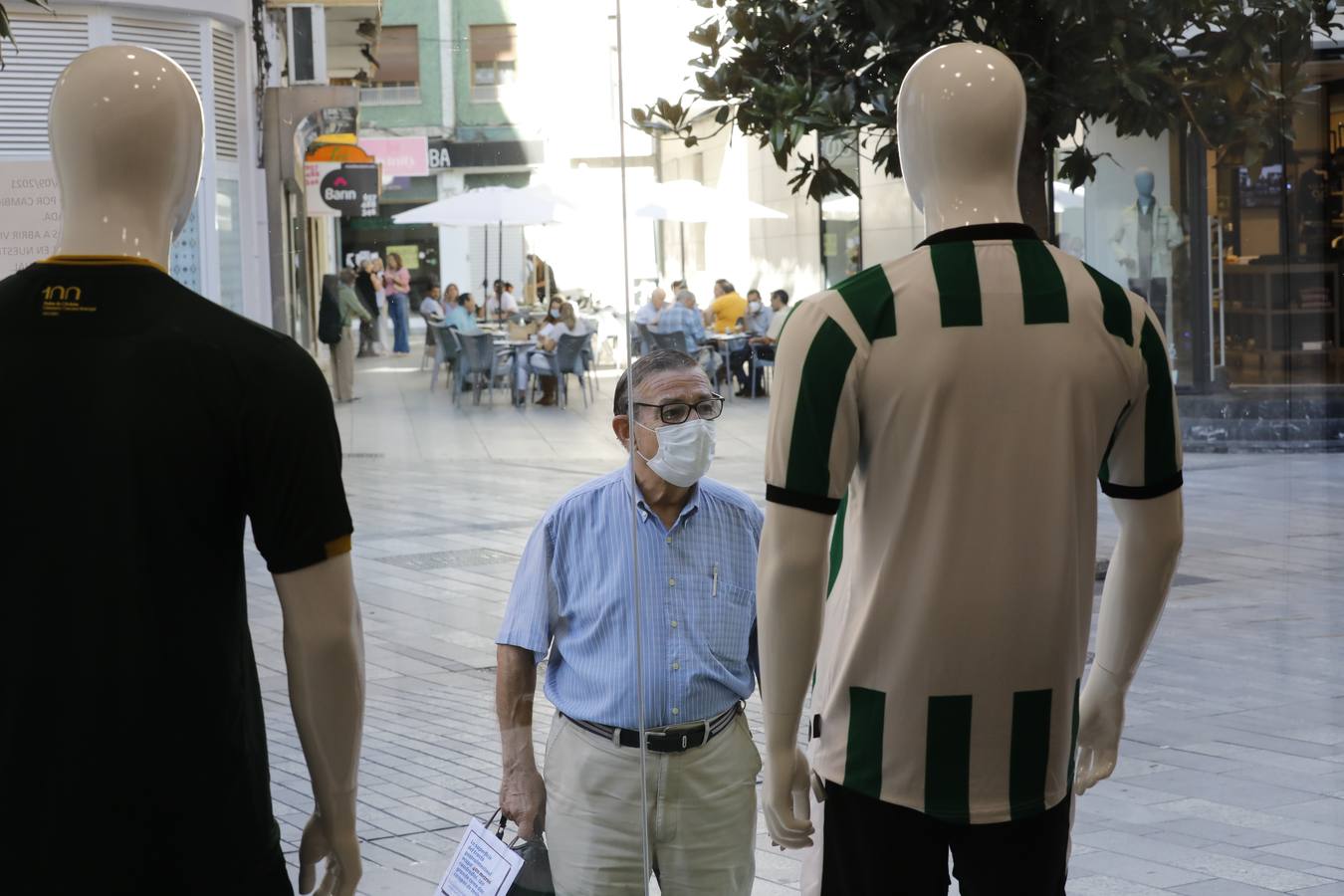 En imágenes, la tienda del Córdoba CF vende ya las nuevas camisetas