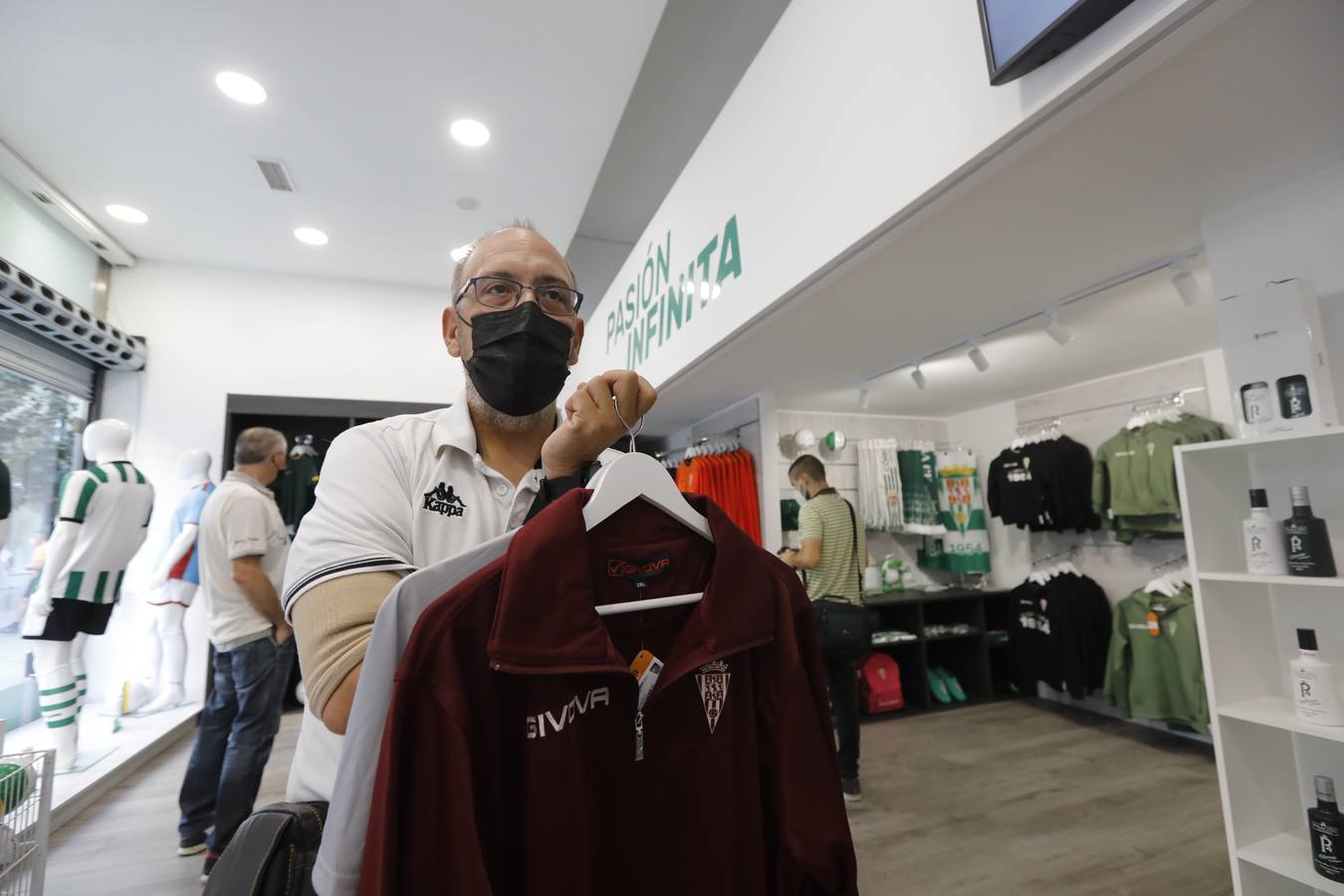 En imágenes, la tienda del Córdoba CF vende ya las nuevas camisetas