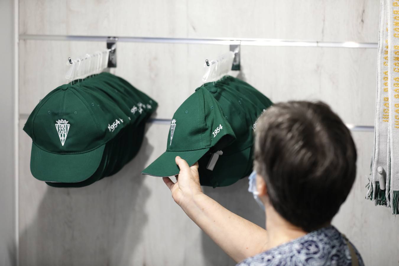 En imágenes, la tienda del Córdoba CF vende ya las nuevas camisetas